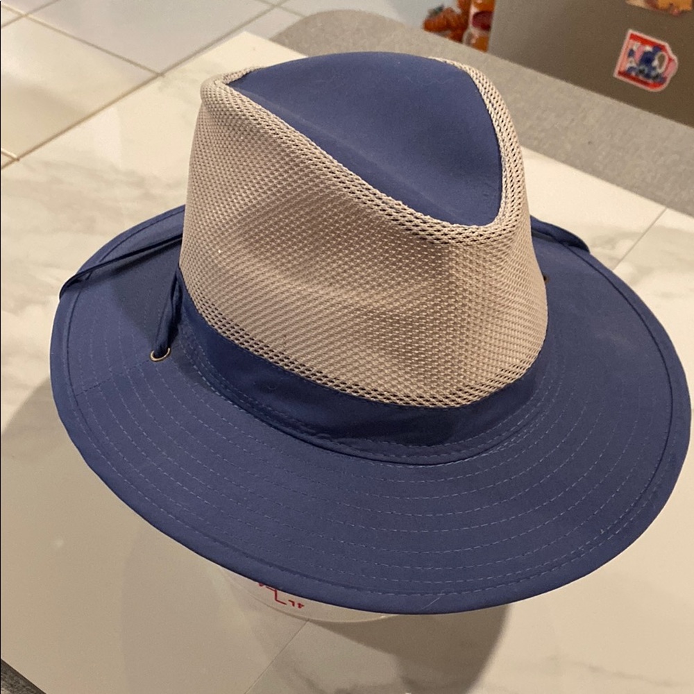 Stetson no fly zone sun hat.
